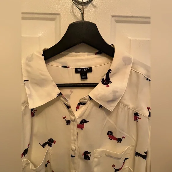 Torrid Ivory Madison Georgette Dachshund DOG Print Top Size 1 Classic Fit - Picture 2 of 9